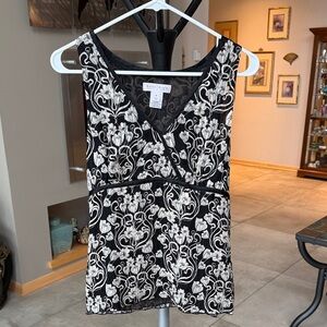 White House Black Market Black & White Floral V-Neck Tank Blouse sz M